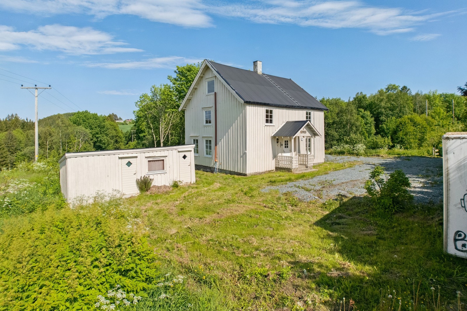 På eiendommen er et en enebolig og et uthus. Galleribilde