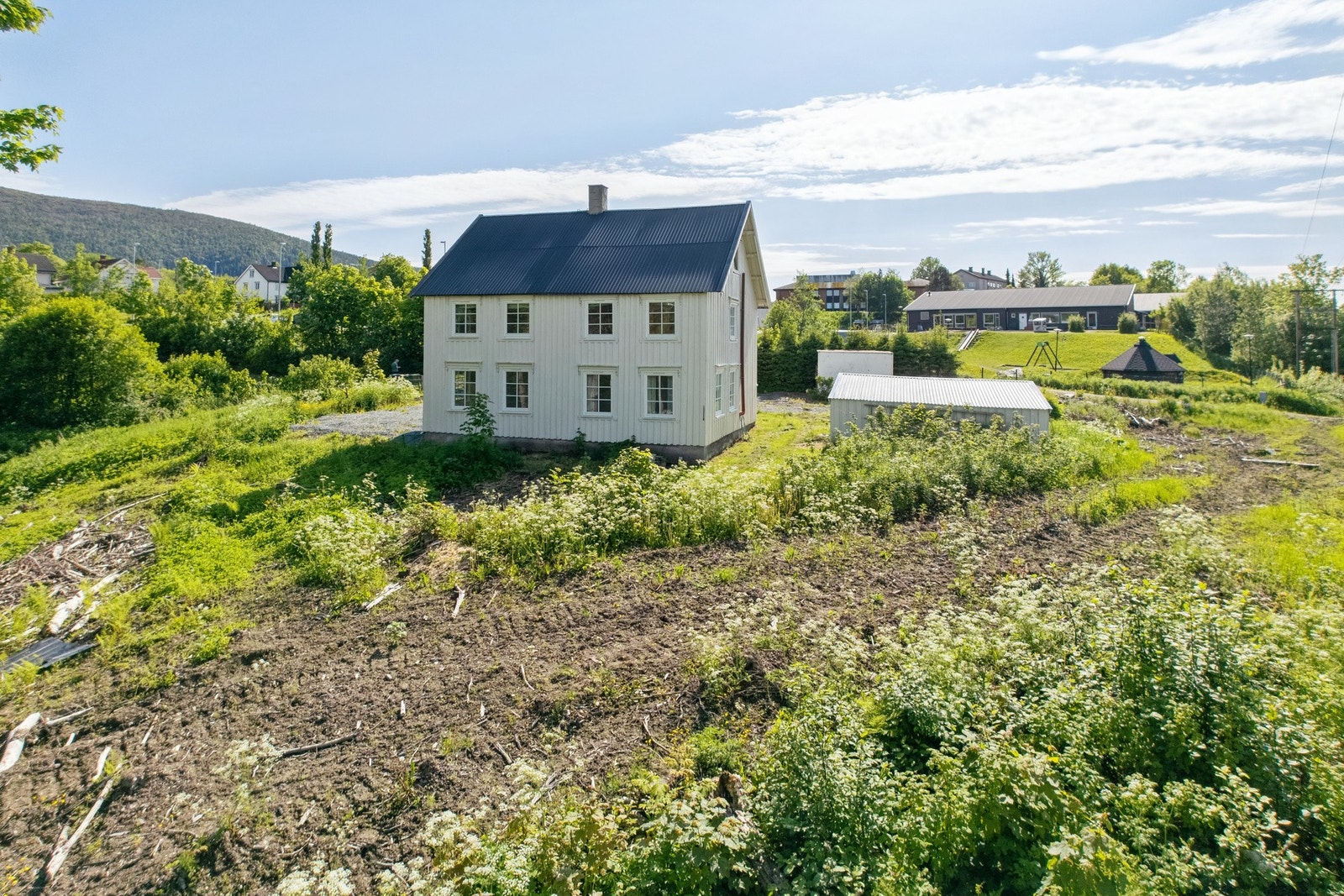 Store deler av eiendommen på baksiden av huset er naturtomt. Galleribilde
