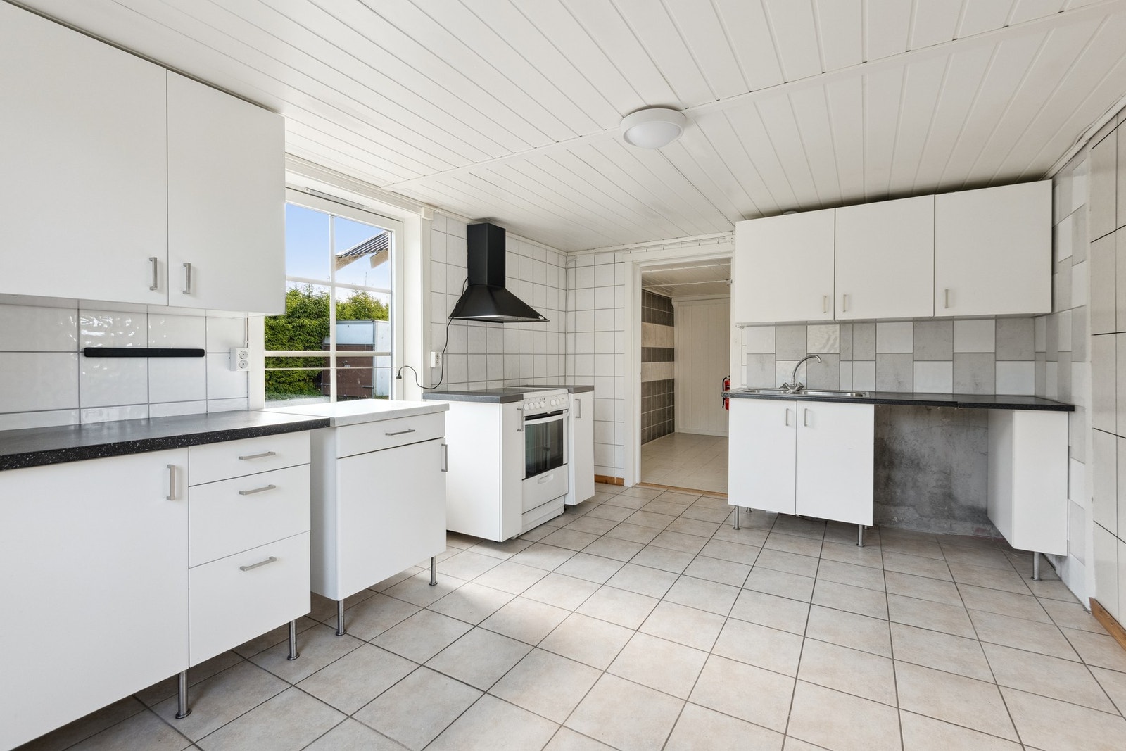 Kjøkkenet har godt med skapplass. Galleribilde