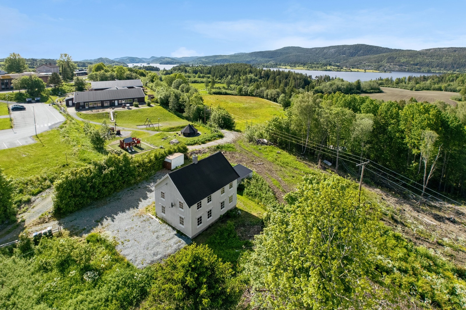 Eiendommen ligger midt i Åsen sentrum med gangavstand til skole, barnehage, idrettshall, idrettsbane, dagligvarebutikk og togstasjon. Galleribilde