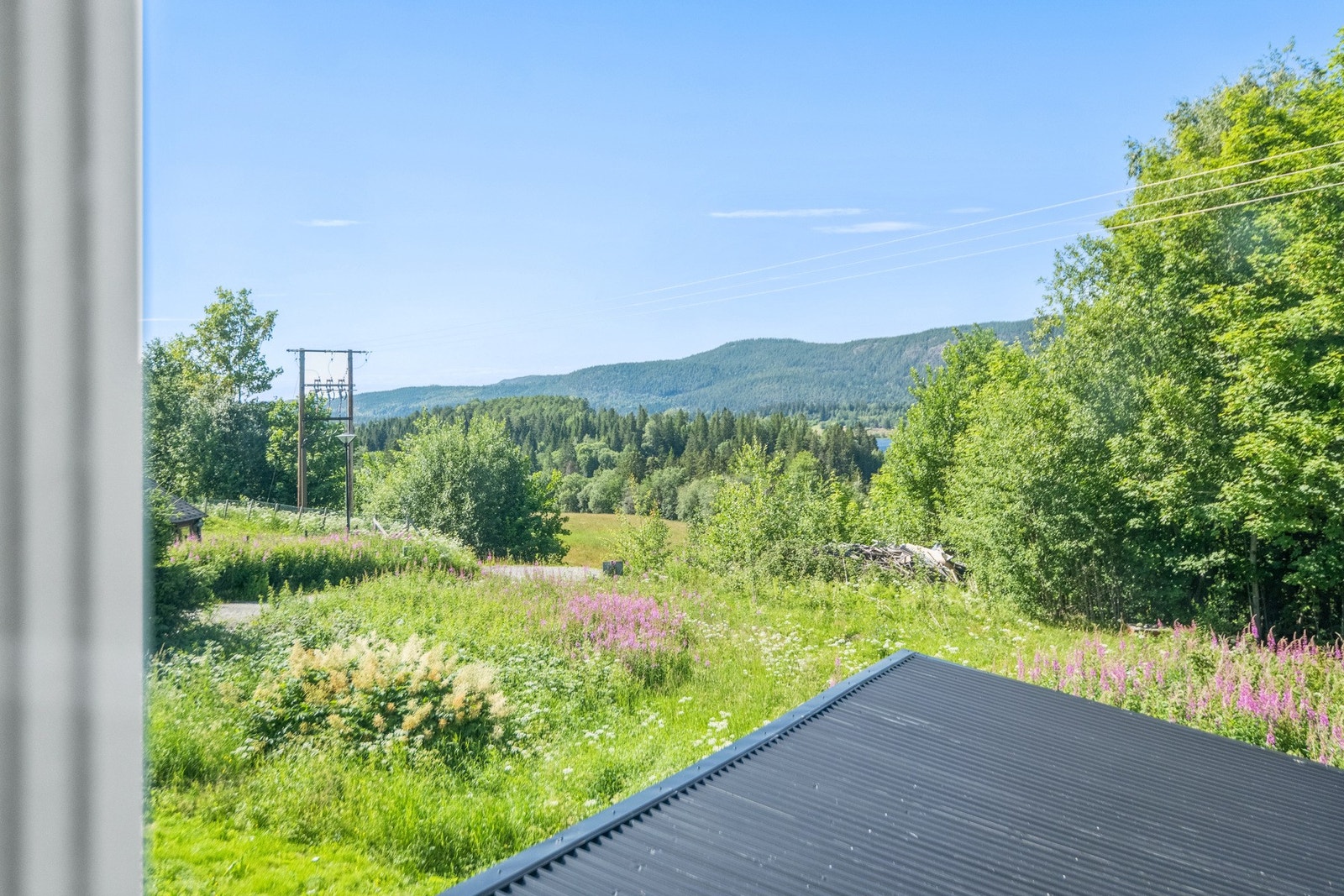 Fra eiendommen er det utsikt utover landskapet og gløtt av Hammervatnet. Galleribilde
