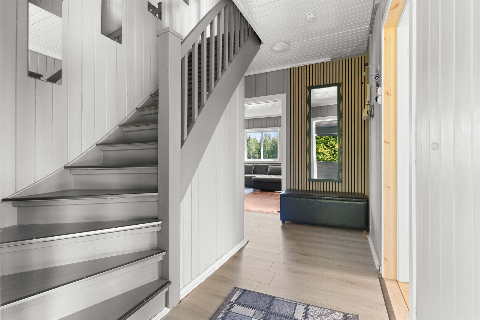 Fra gangen leder trappen opp til 2. etasje. Galleribilde