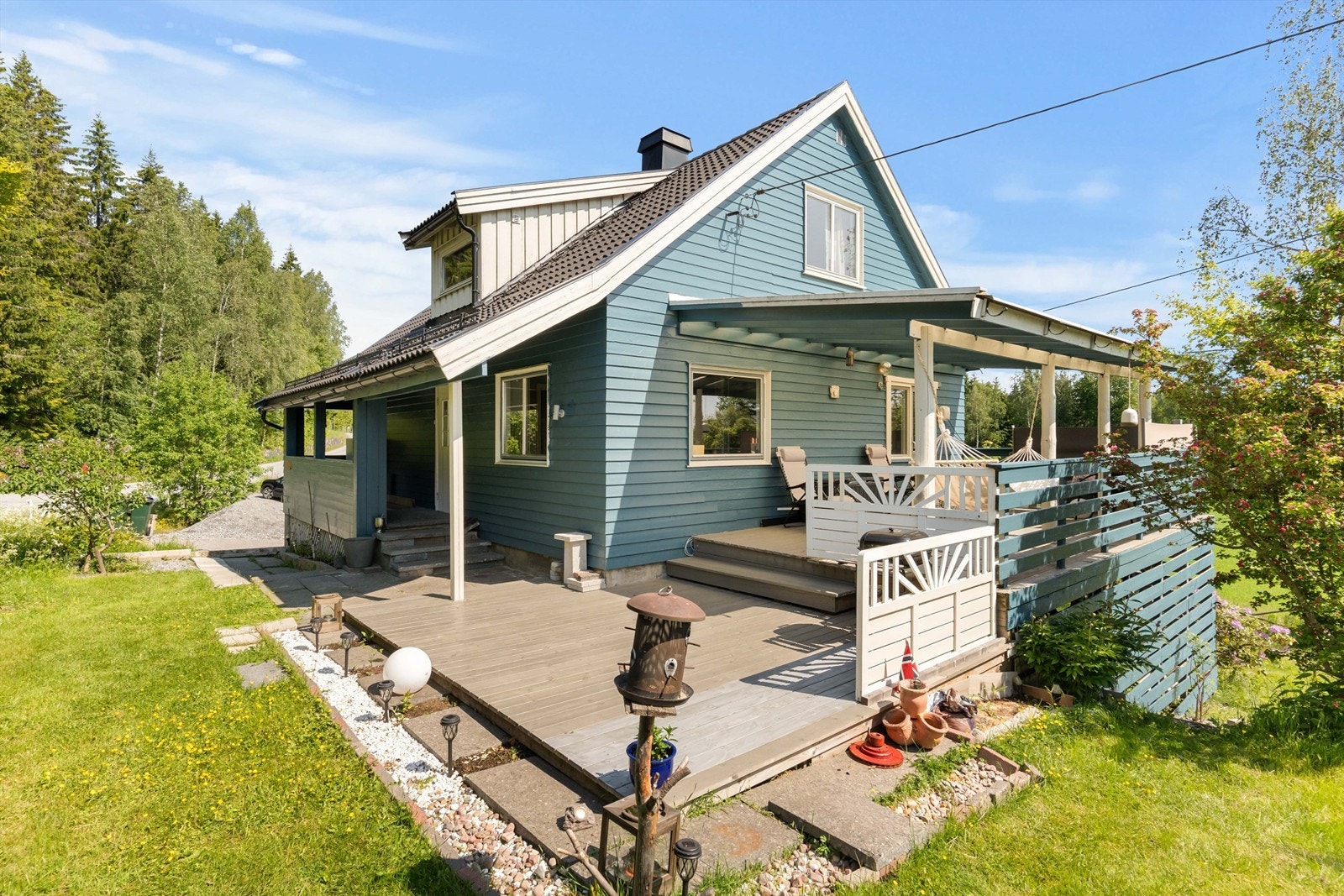 Uteplassen byr på gode solforhold - perfekt for late dager og hyggelige samlinger. Galleribilde