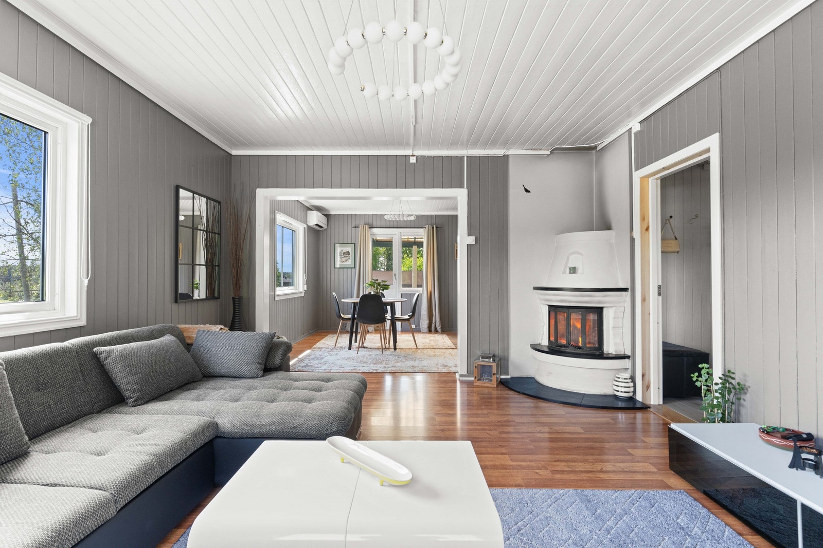 Mellom stue og kjøkken binder spisestuen rommene sammen og skaper en naturlig flyt i boligen. Galleribilde