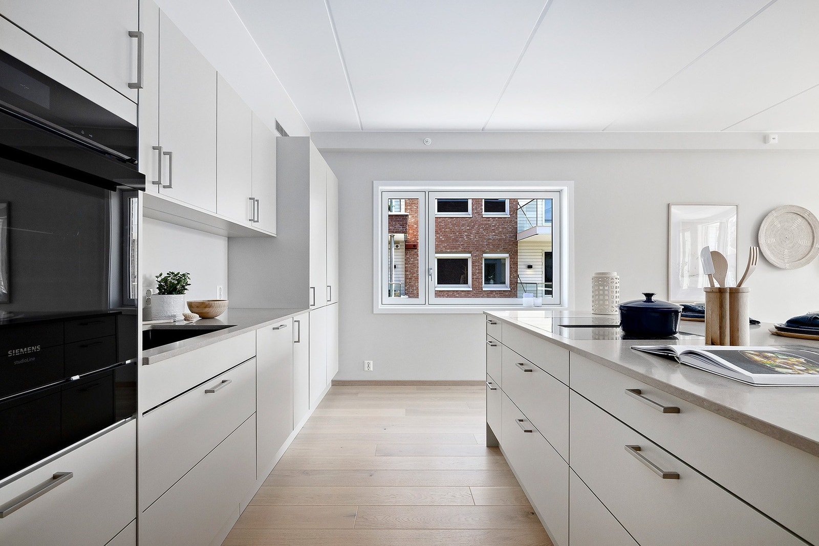 Kjøkkenet byr på Siemens hvitevarer og benkeplate i sten. Hvitevarene som medfølger er kjøl/frys, oppvaskmaskin, komyr, induksjonstopp og vinskap. Galleribilde