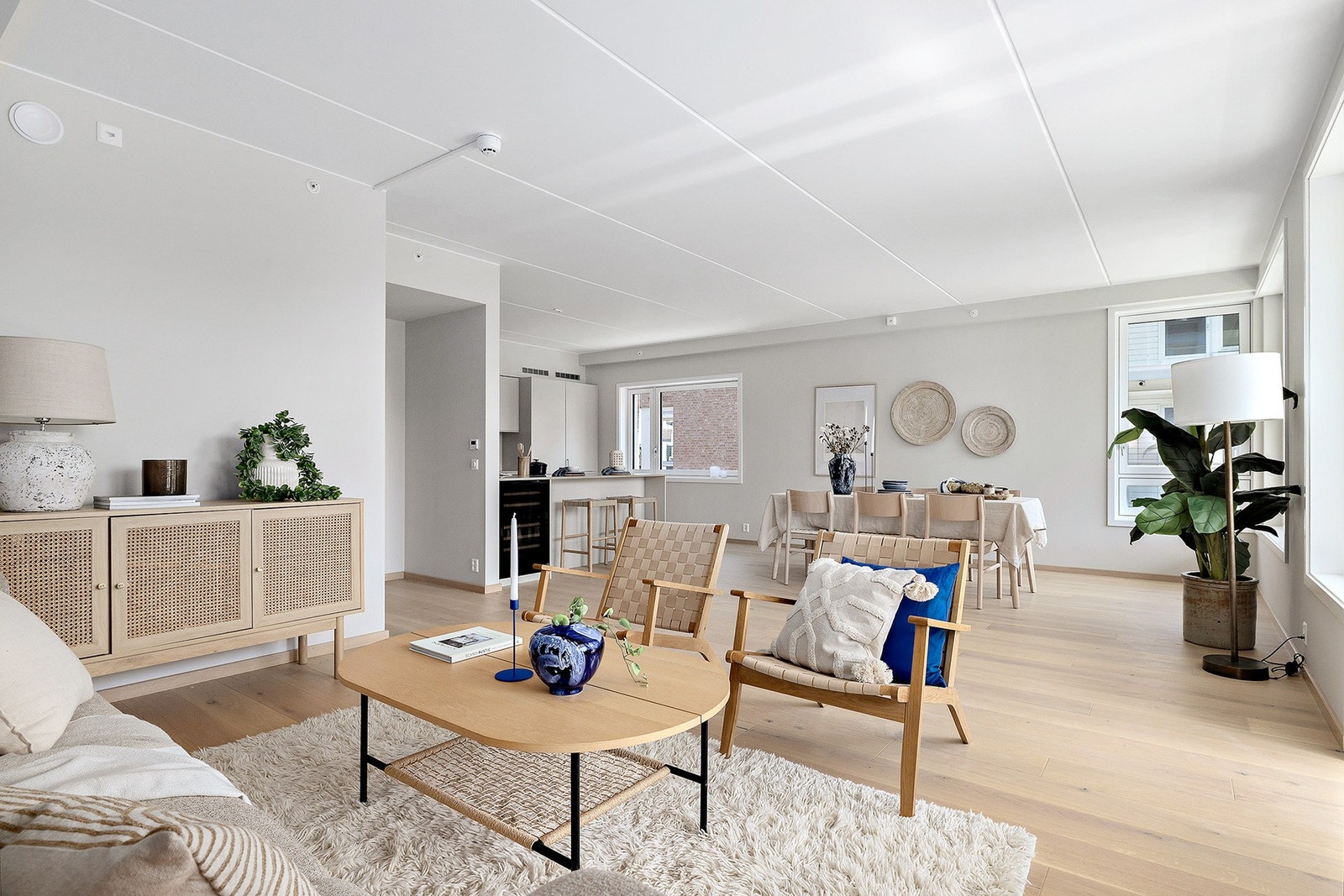 Åpen fin planløsning - stuen har lys inn fra to sider og utgang til solrik overbygget balkong - opprinnelig var del av stuen prosjektert som soverom (3) Galleribilde