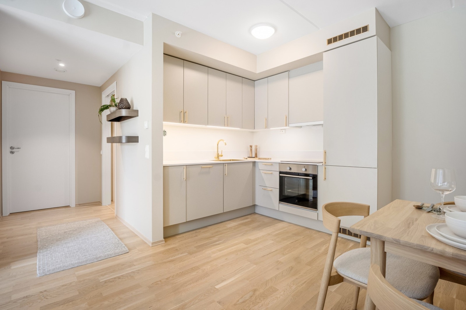 Her er det godt med oppbevaringsplass i både skap og skuffer Galleribilde