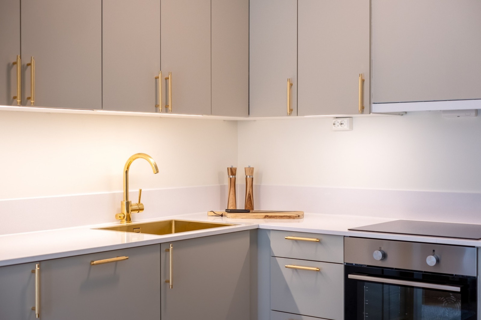 Det er waterguard etablert under vask. Integrert komfyr, oppvaskmaskin og kjøleskap. Avtrekk fra komfyrplass. Galleribilde