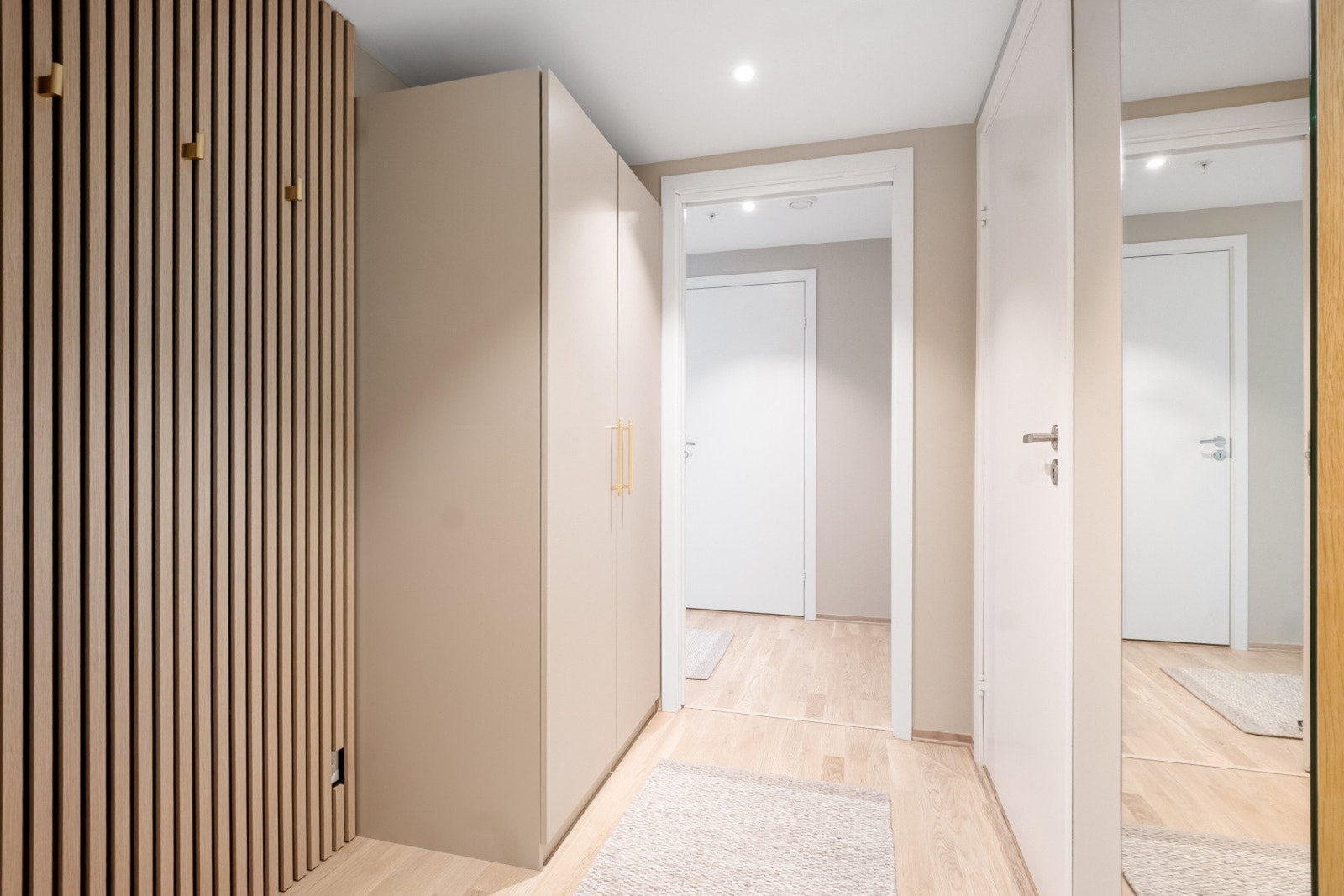 Her er det god plass til oppbevaring og knagger for oppheng Galleribilde