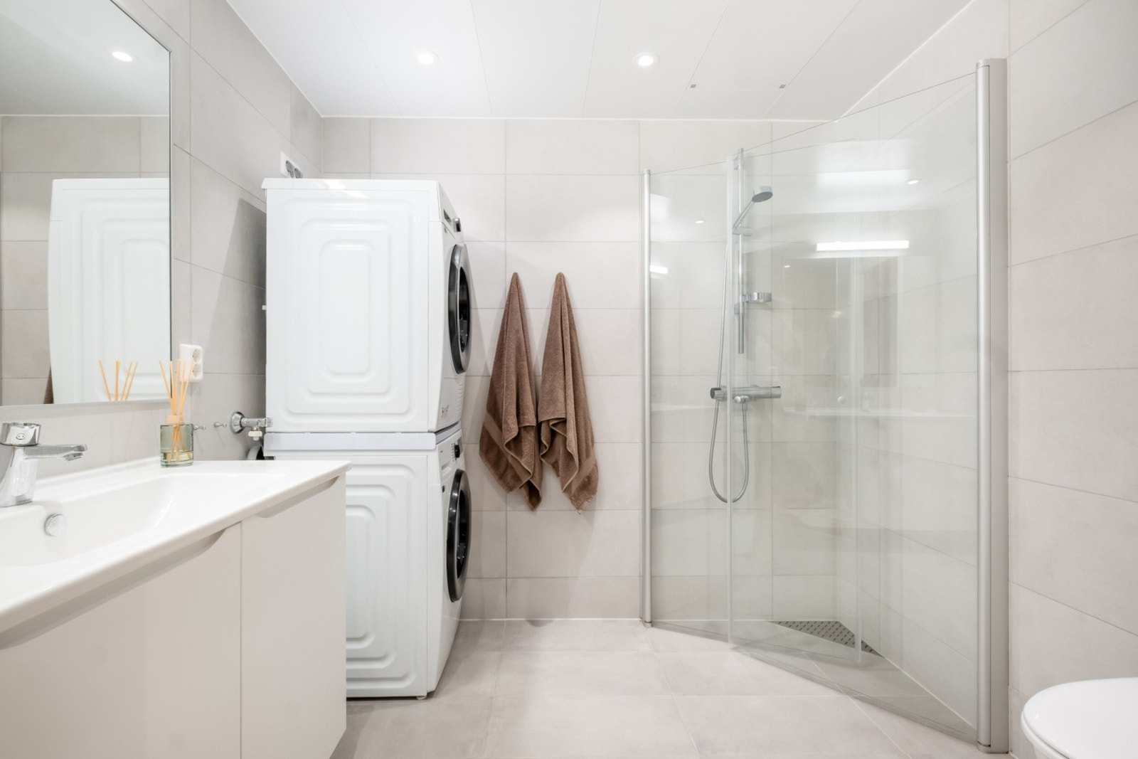 Badet er utstyrt med veggehengt innredning og toalett, samt dusj. Galleribilde