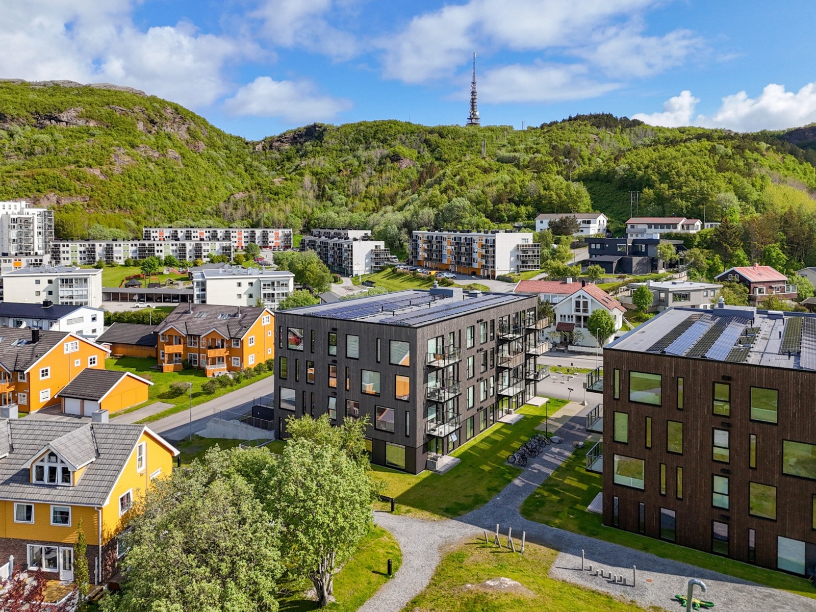 iParken er bygd på tomta til gamle Kirkhaugen skole midt i attraktive Rønvika Galleribilde