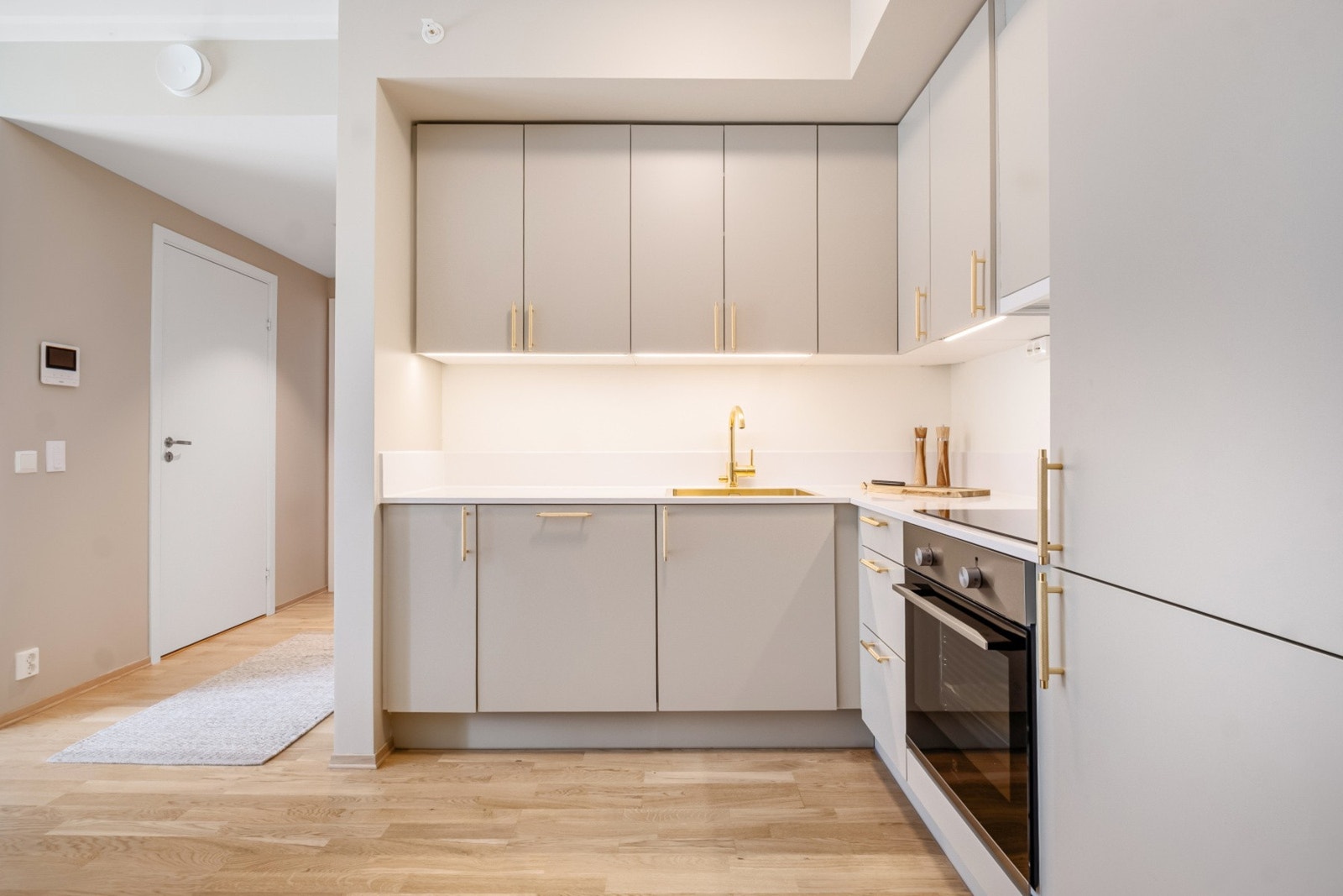 Flott moderne kjøkken som har blitt delvis fornyet Galleribilde