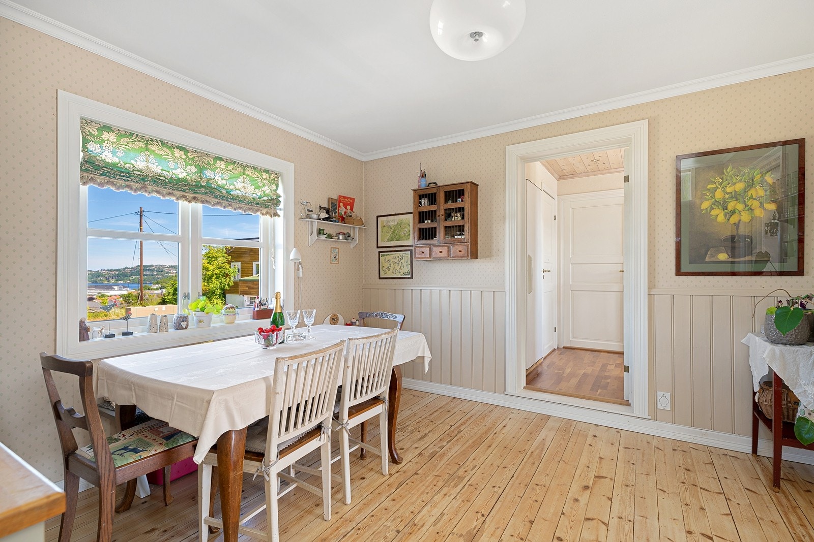 Spiseplass på kjøkken Galleribilde