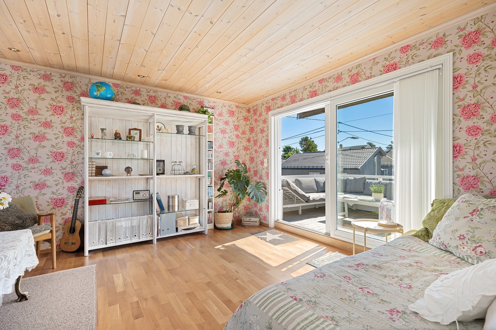 Stue/bibliotek med utgang til solrik balkong Galleribilde