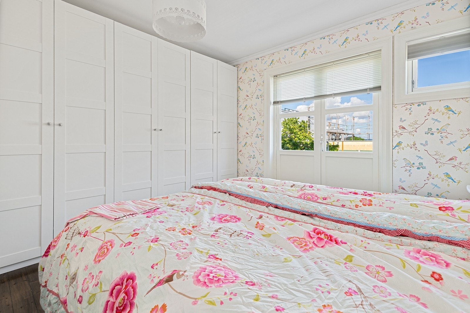 Godt med skapplass og utgang til balkong på hovedsoverom Galleribilde