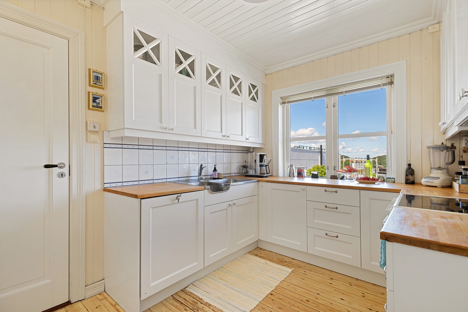 Pent og innholsrikt kjøkken Galleribilde