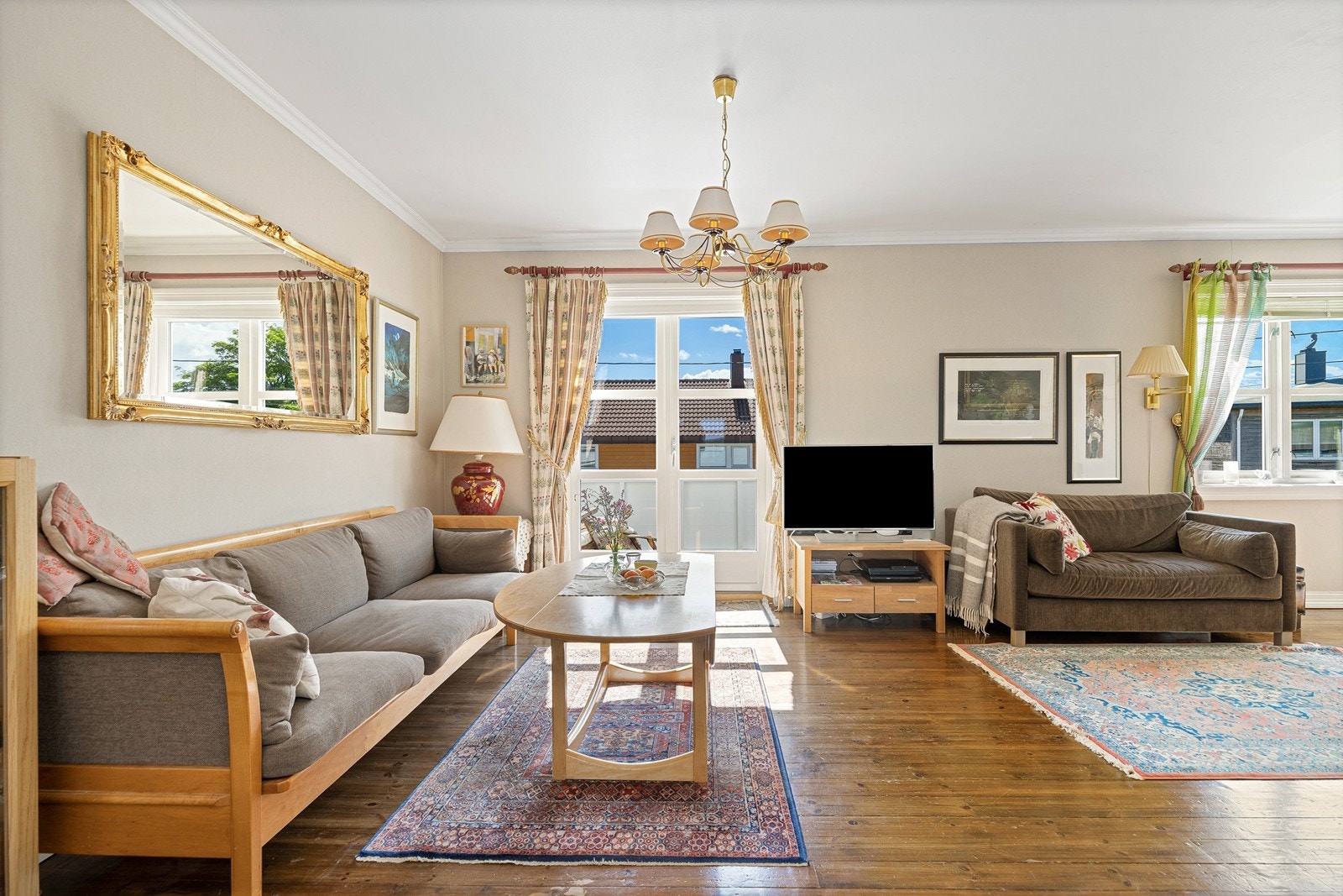 Romslig enebolig med stor stue. Her med utgang til veranda Galleribilde