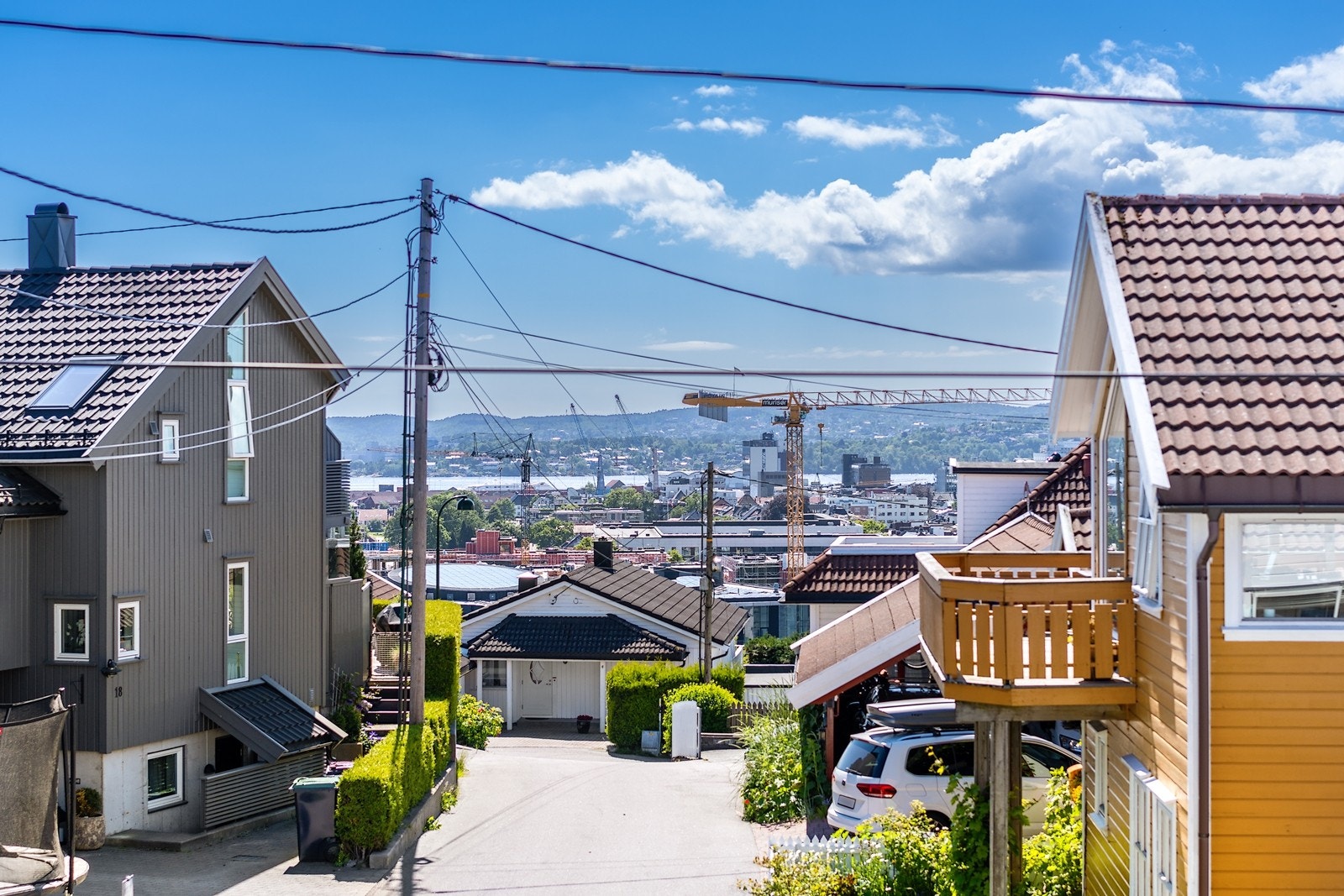 Utsikt mot byen og havnekvartalet Galleribilde