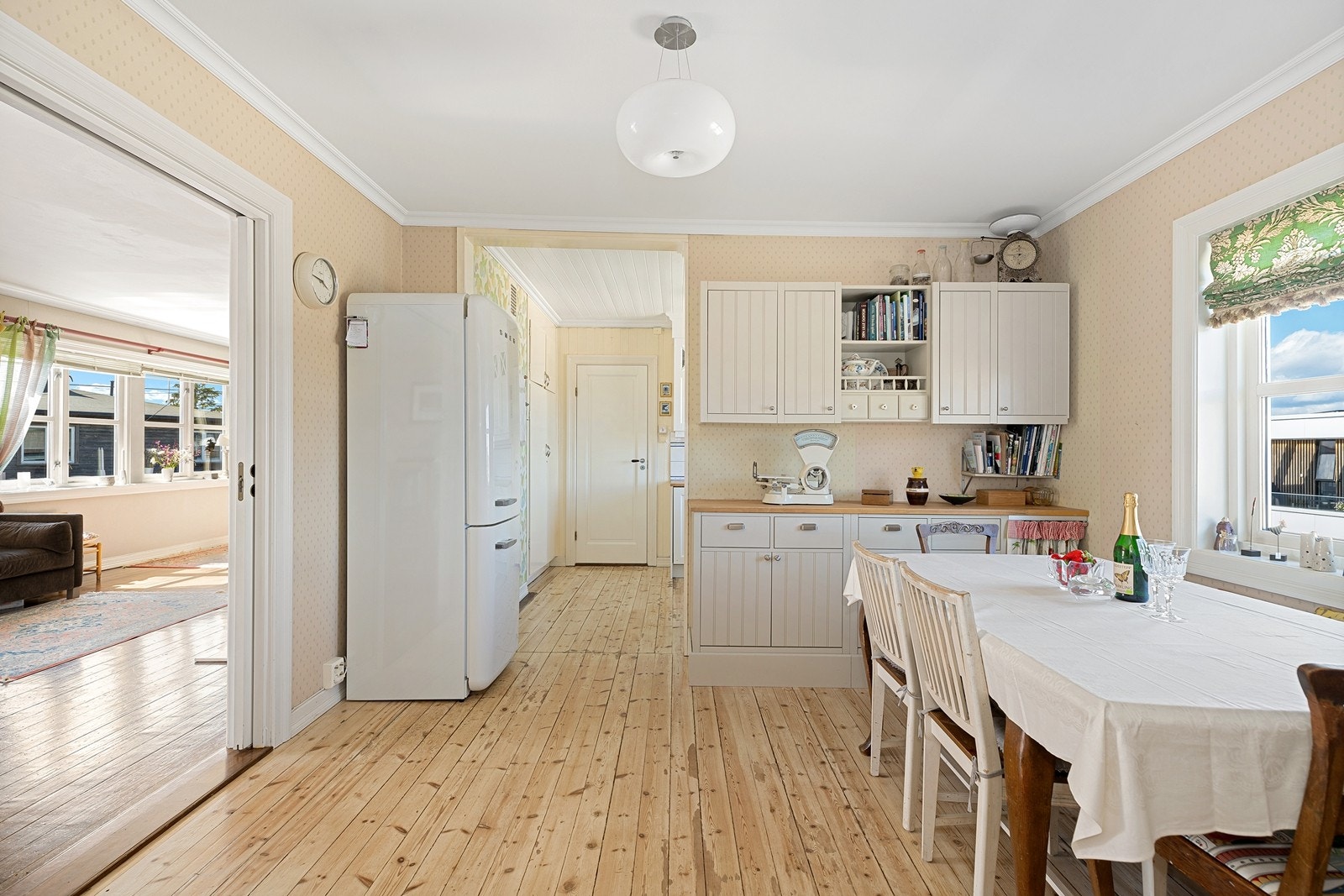 Spiseplass i tilknytning til kjøkkenet Galleribilde