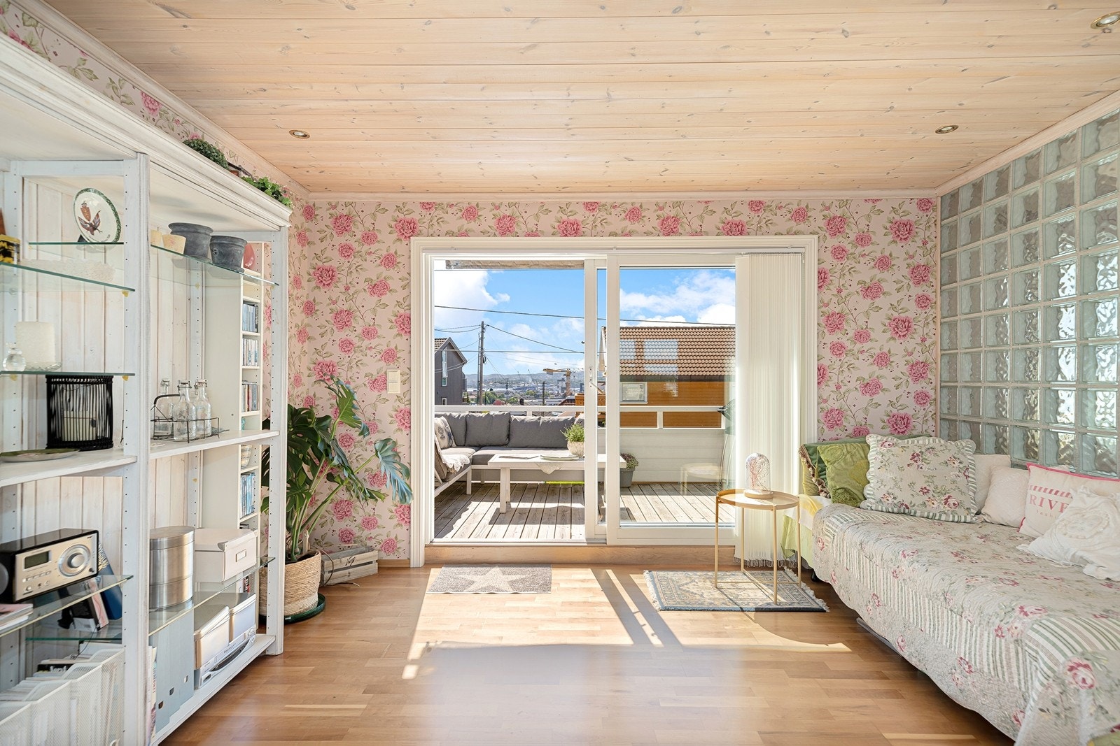 Stue/bibliotek med utgang til solrik balkong Galleribilde