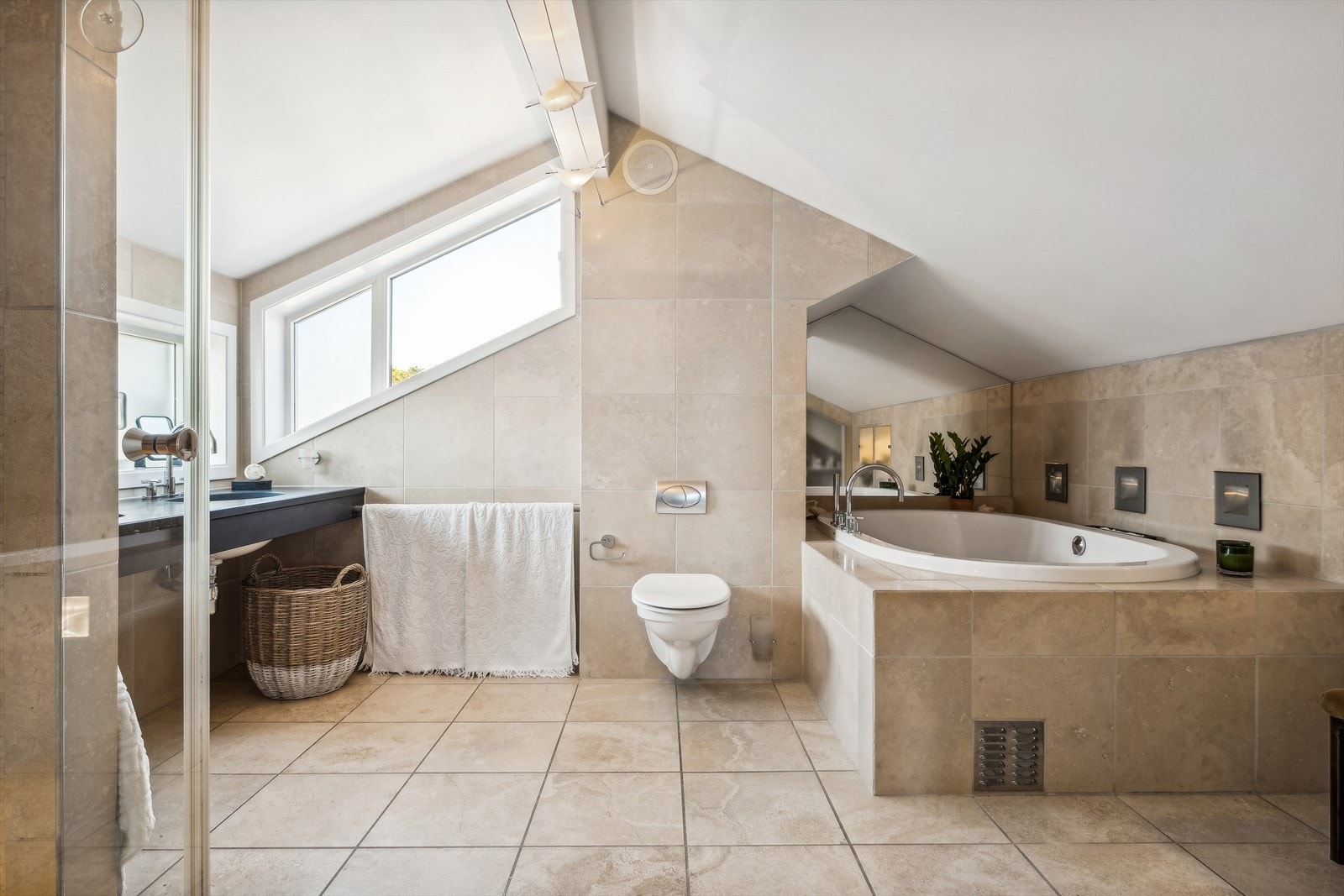 Fra soverommet har du direkte tilgang til et eget bad som oppleves som et spa. Galleribilde