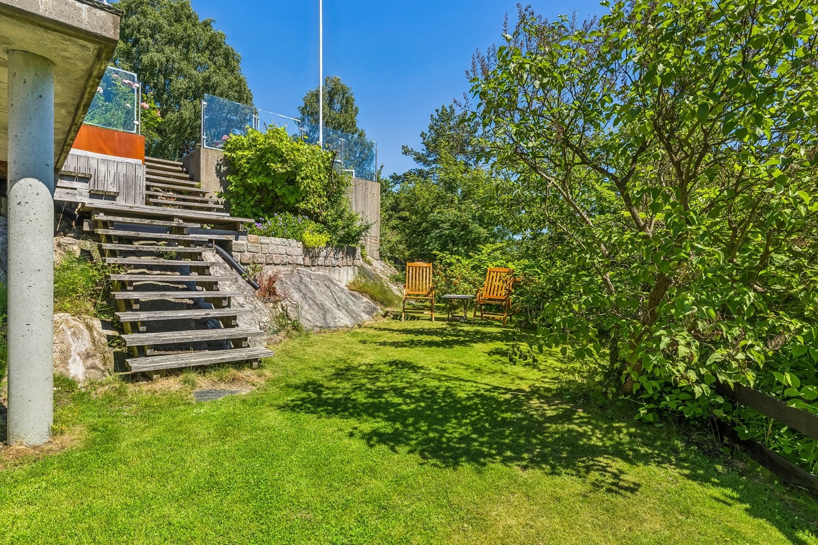 Trappeadkomst fra hagen, opp til neste nivå og hoveddelens uteplass.. Galleribilde