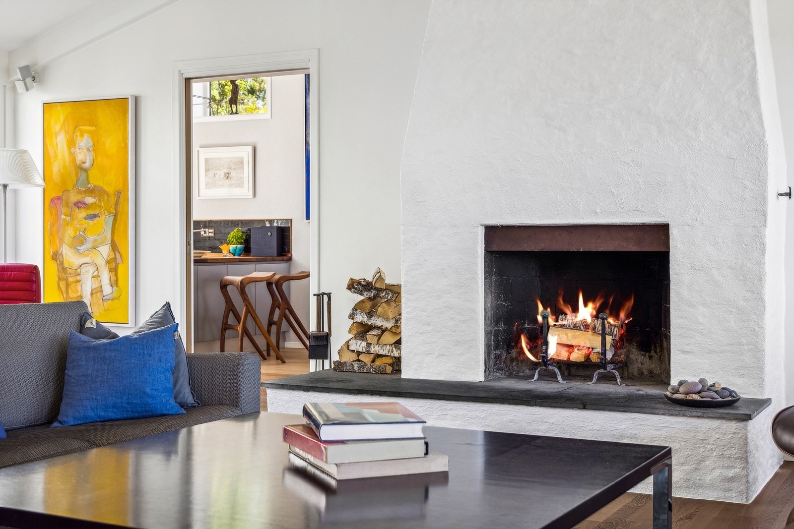 Den åpne peisen gir ekstra hygge og varme, perfekt for både avslapning og sosiale sammenkomster. Galleribilde