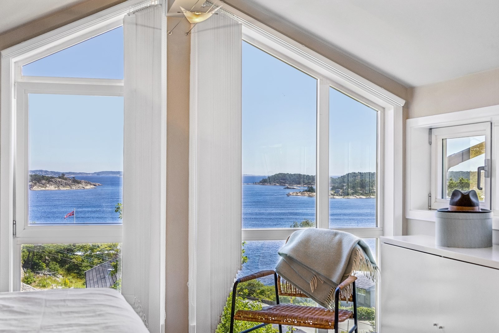Med store vinduer som slipper inn rikelig med naturlig lys, kan du våkne opp til en nydelig utsikt hver morgen. Galleribilde