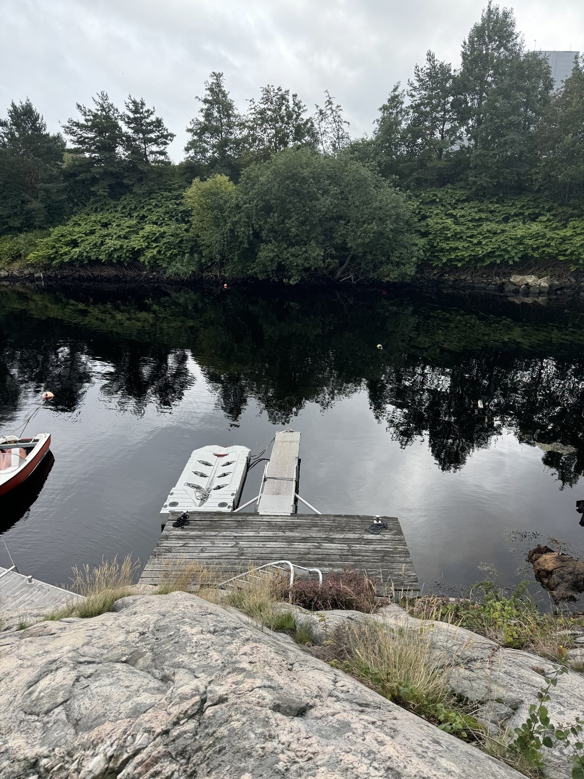 Båtplass på brygge delt med annen eiendom, per dags dato. -Se *Parkering. Galleribilde