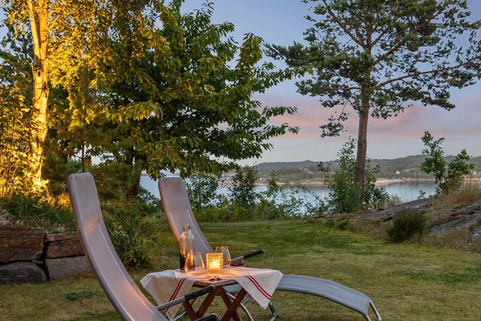 En del av tomten er også naturtomt, som gir et naturlig og autentisk preg til området. Dette gir en følelse av å være i ett med naturen, med ville blomster og naturlig vegetasjon. Galleribilde