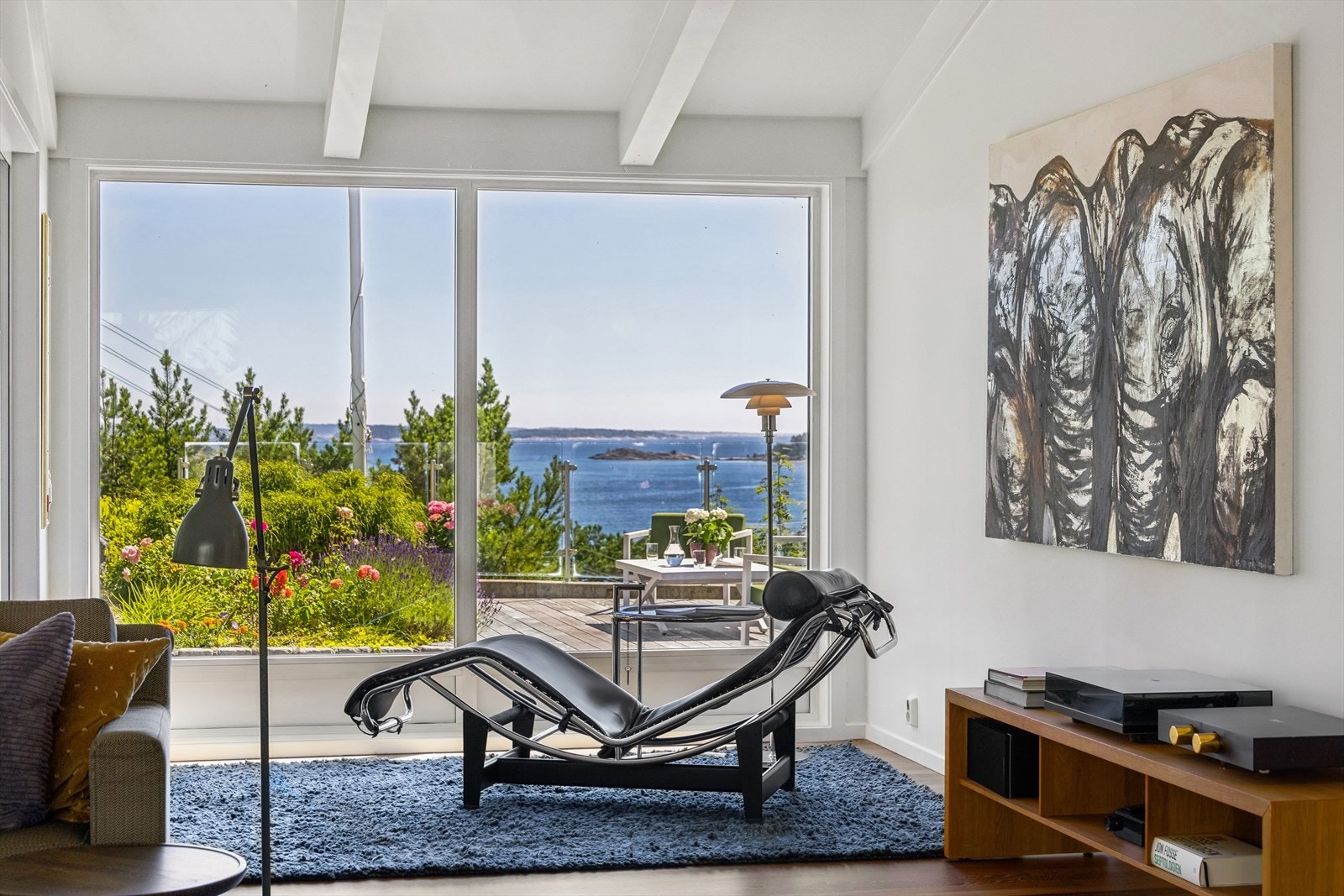 På den ene siden har du en fantastisk utsikt mot hagen, mens den andre siden åpner seg mot vinterhagen, noe som skaper en sømløs overgang mellom inne- og uteområdene. Galleribilde