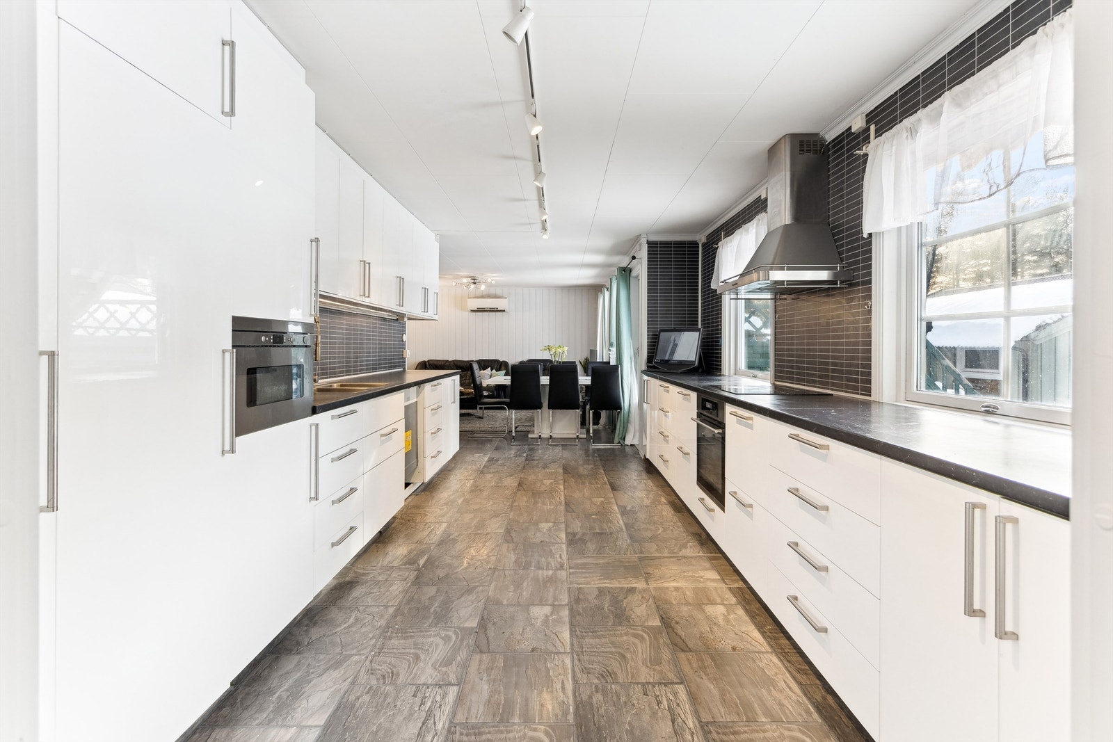 Kjøkken - god benkeplass og godt innslipp av naturlig lys fra de to vinduene Galleribilde