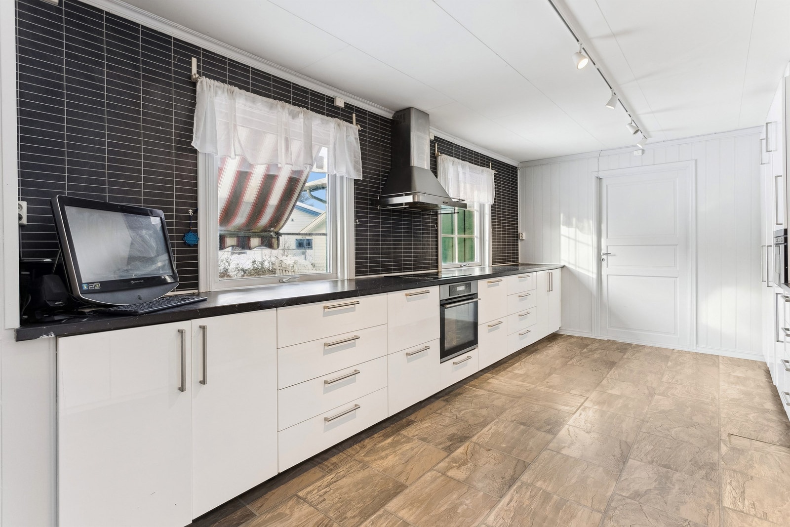 Romslig og velutstyrt kjøkken fra 2017 Galleribilde