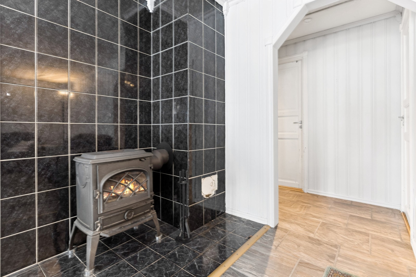 Stuen har peisovn som varmer godt på kjølige vinterdager Galleribilde