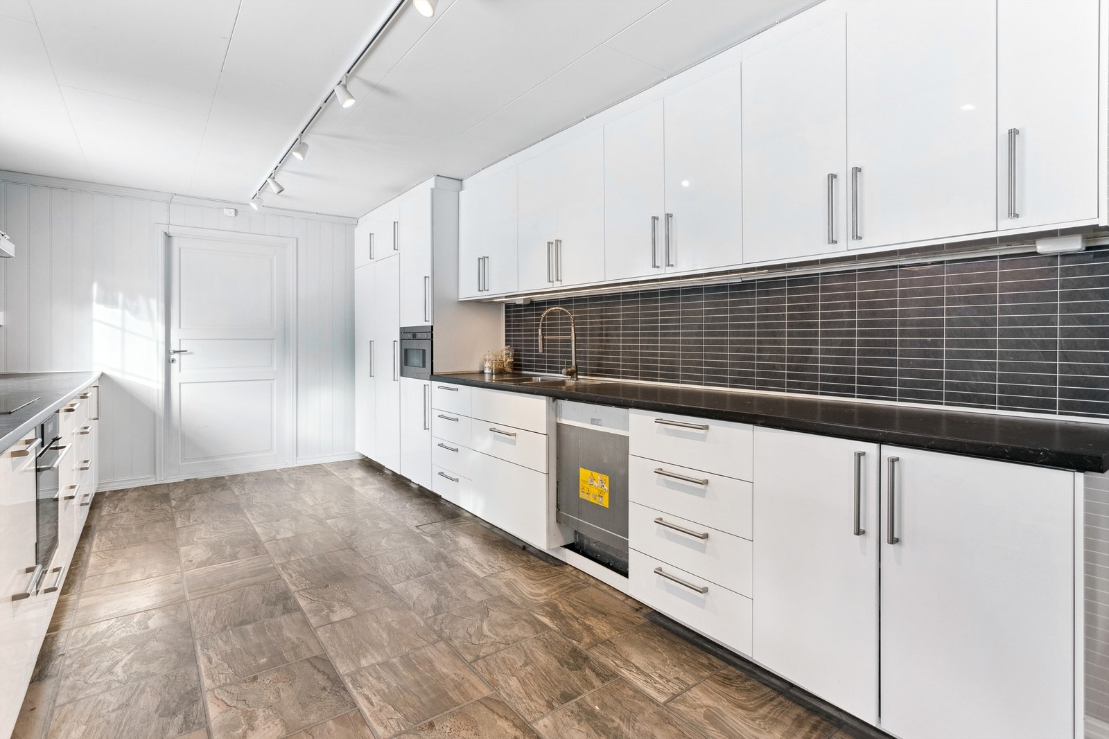 Kjøkken hvor alle hvitevarer er integrert Galleribilde