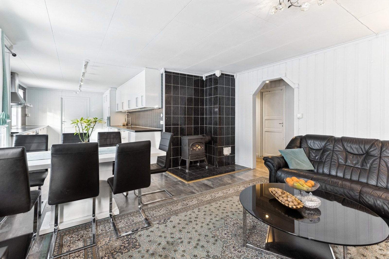 Stuen har plass til både salong og stort spisebord. Åpen løsning mot kjøkkenet Galleribilde