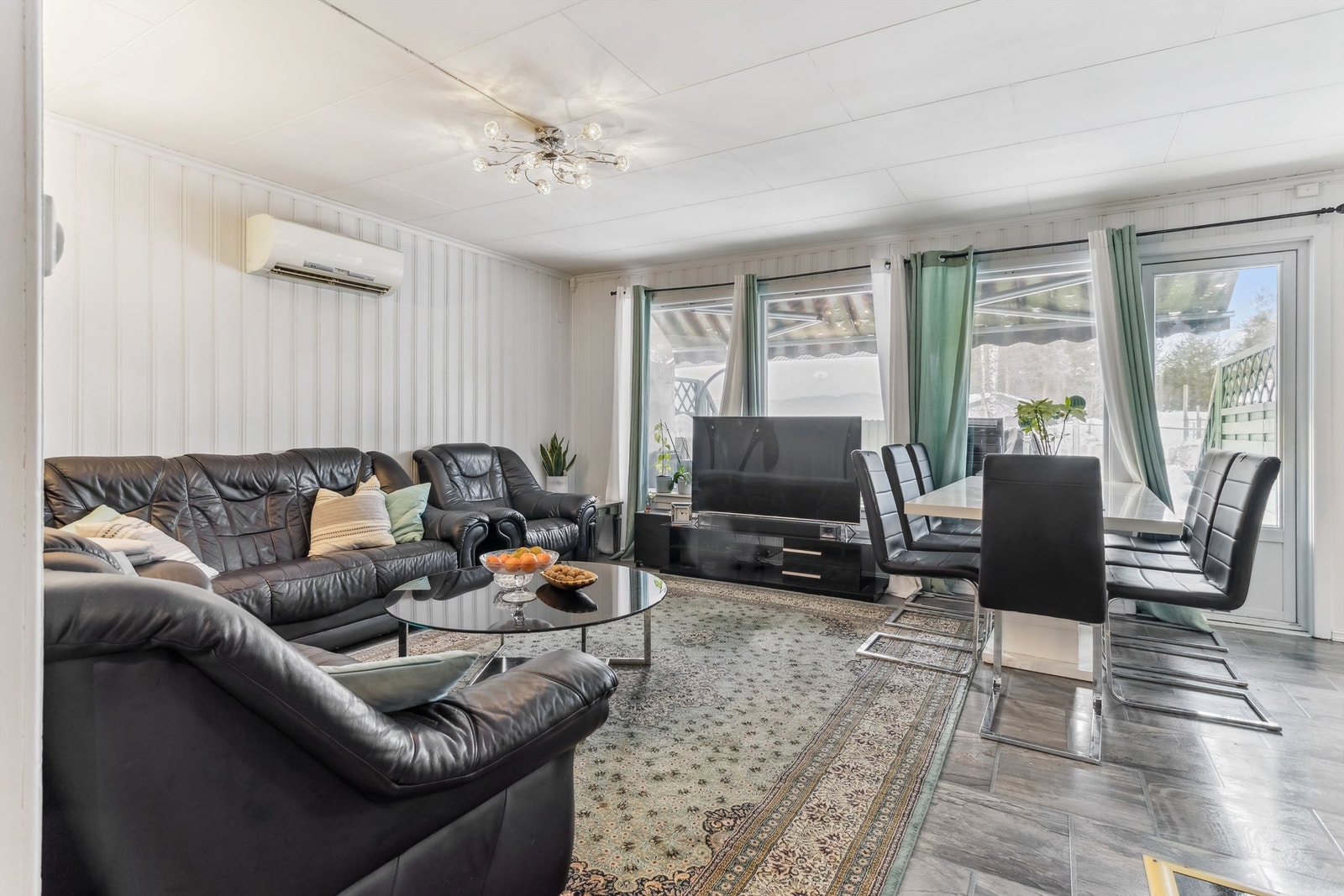 Stuen har lyse vegger og det er godt lysinnslipp fra de store vinduene Galleribilde