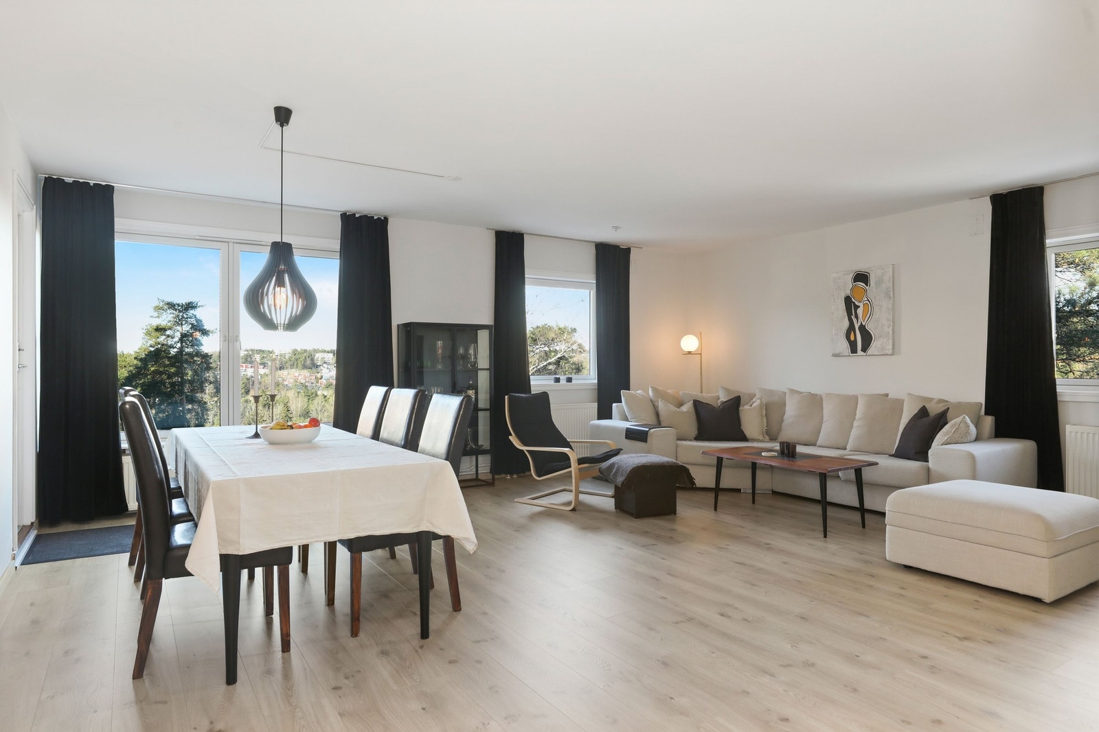 Velkommen til Olsokveien 30, og til denne leiligheten med stor stue og 2 soverom! Galleribilde