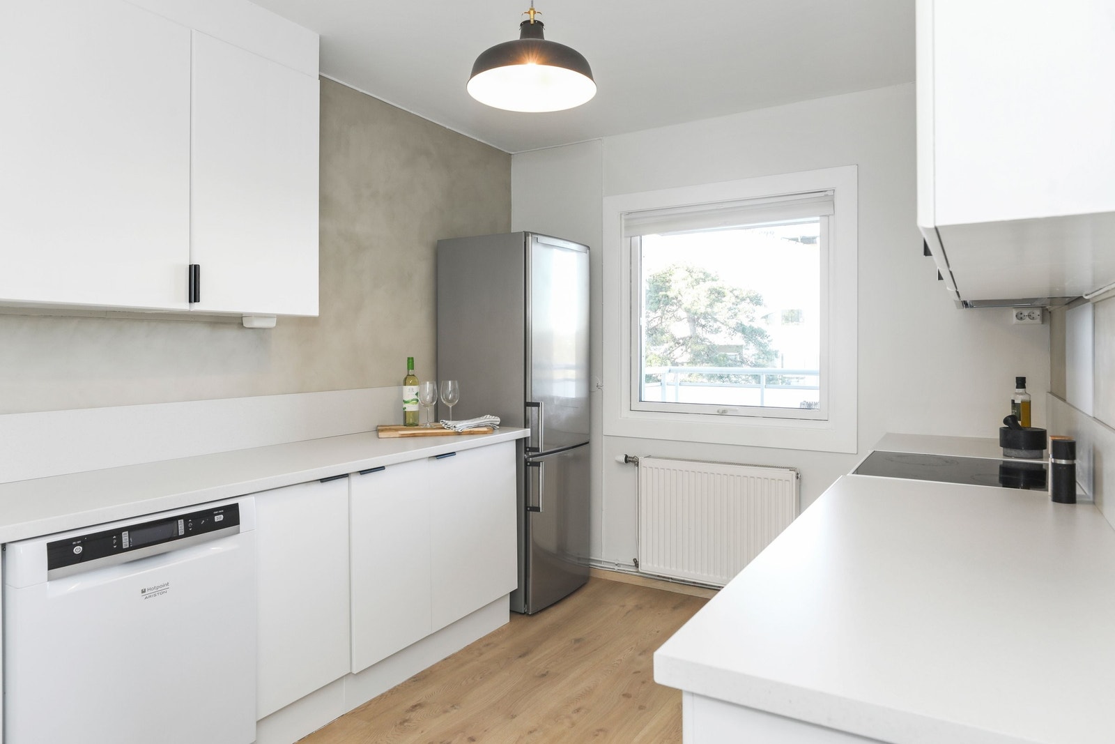 Kjøkken med mye plass for oppbevaring i skaper Galleribilde