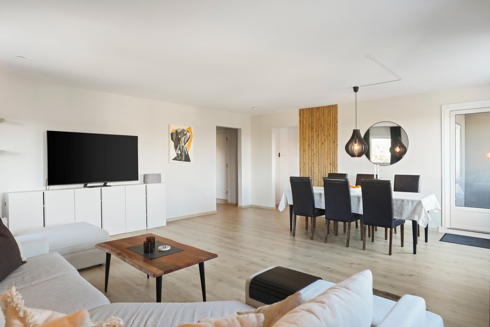 Stor, og luftig stue Galleribilde