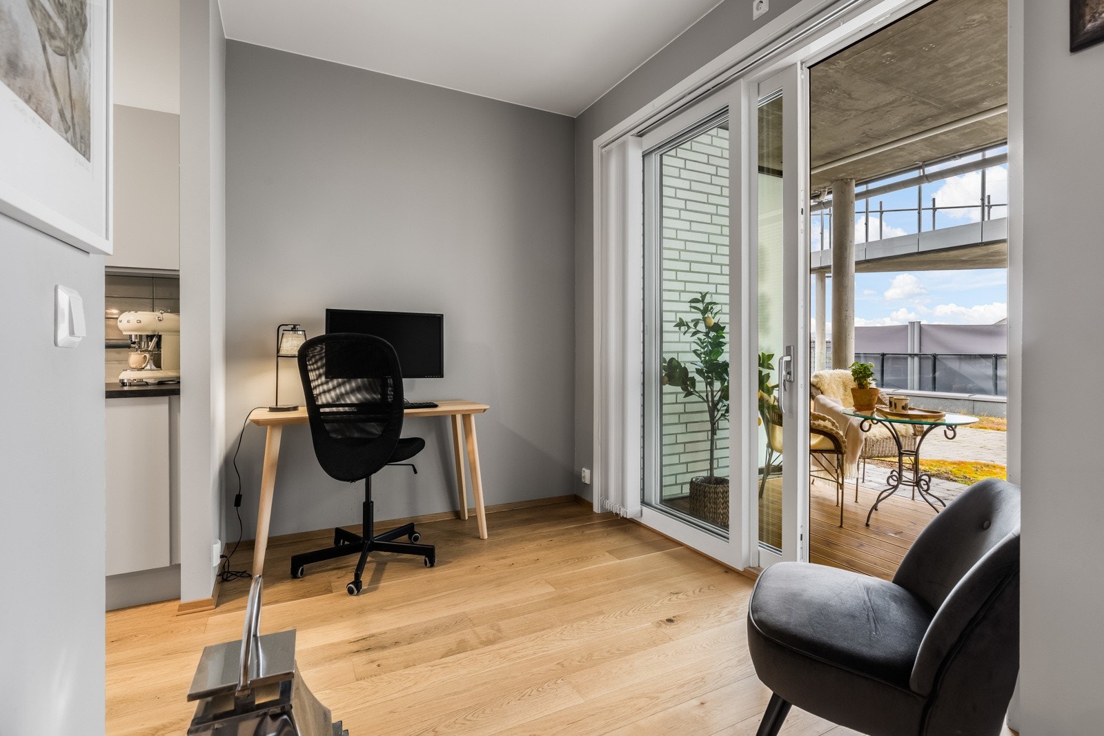 Ved siden av kjøkkenet er det god plass til eksempelvis hjemmekontorløsning. Galleribilde