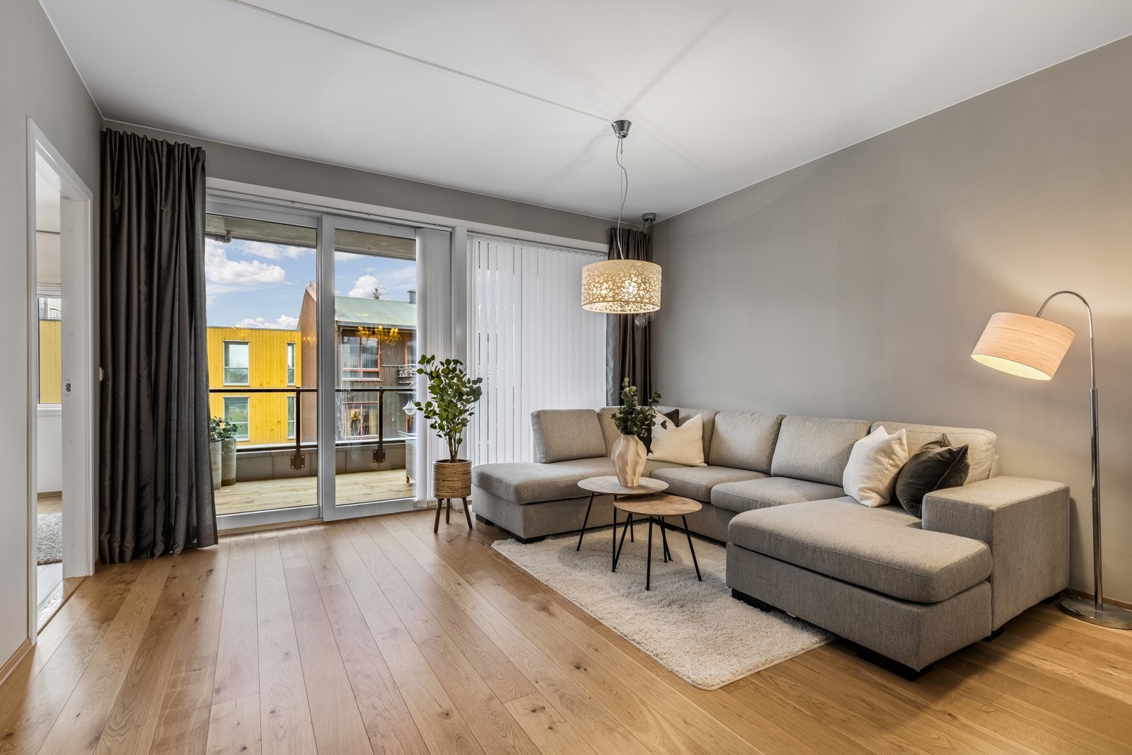 Fra stuen er det adkomst til vestvendt balkong. Galleribilde