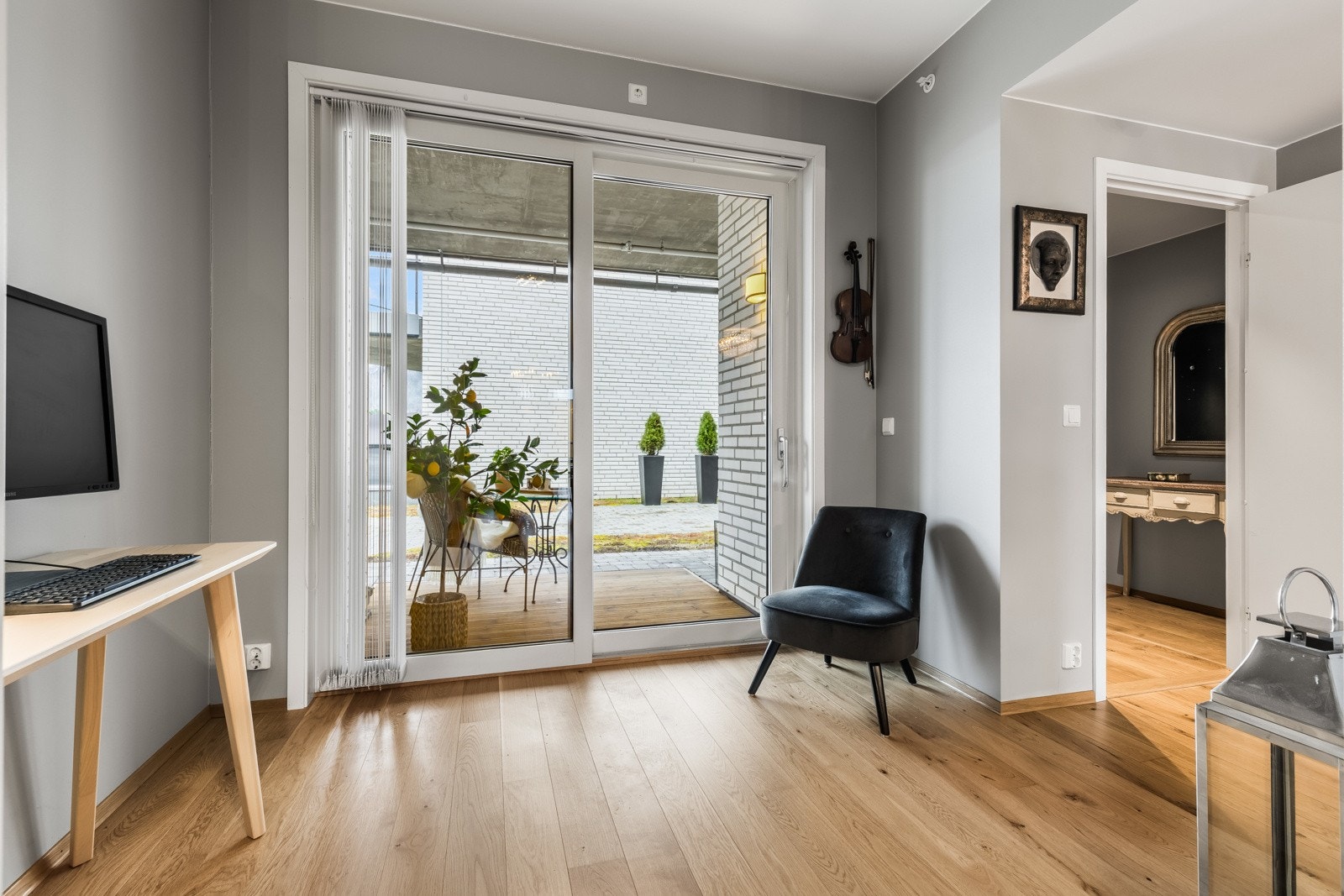 Store skyvedører gir godt med lysinnslipp til rommet. Galleribilde