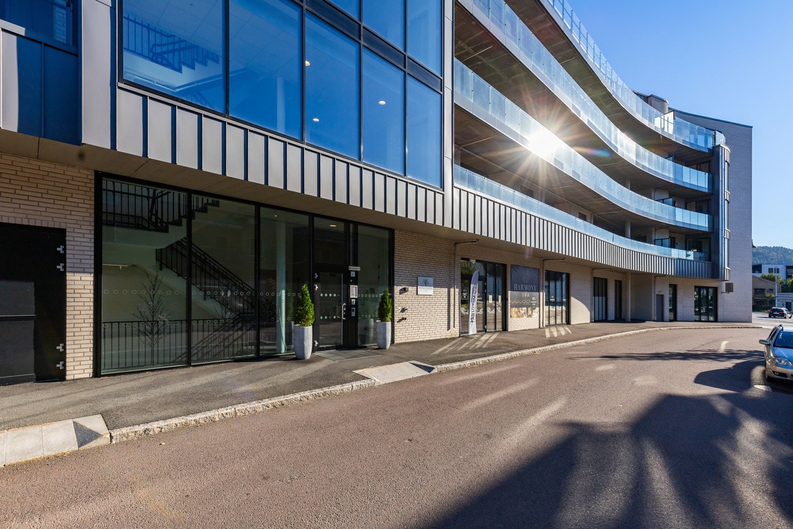 Med sin sentrale plassering er du aldri langt unna det du trenger. Dagligvarebutikker, kafeer og andre servicetilbud er kun en kort spasertur unna. Galleribilde
