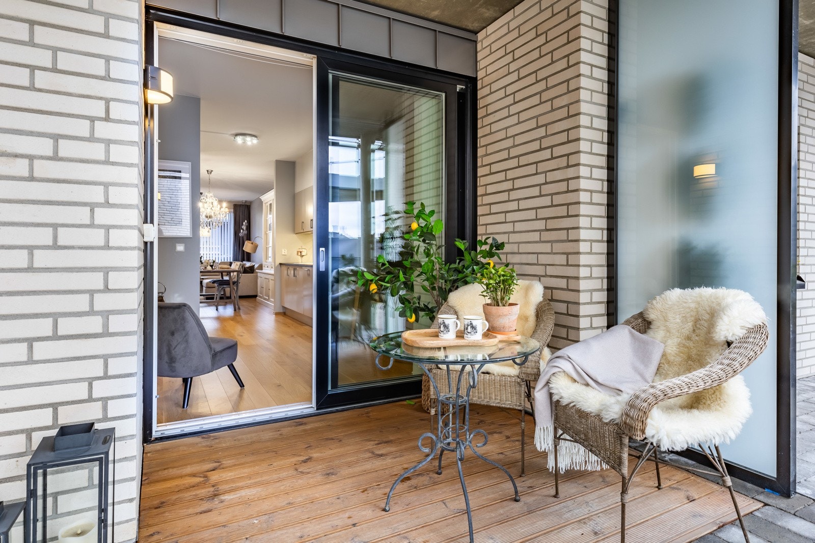 Leiligheten er gjennomgående med to uteplasser på hver sin side av bygget. Galleribilde