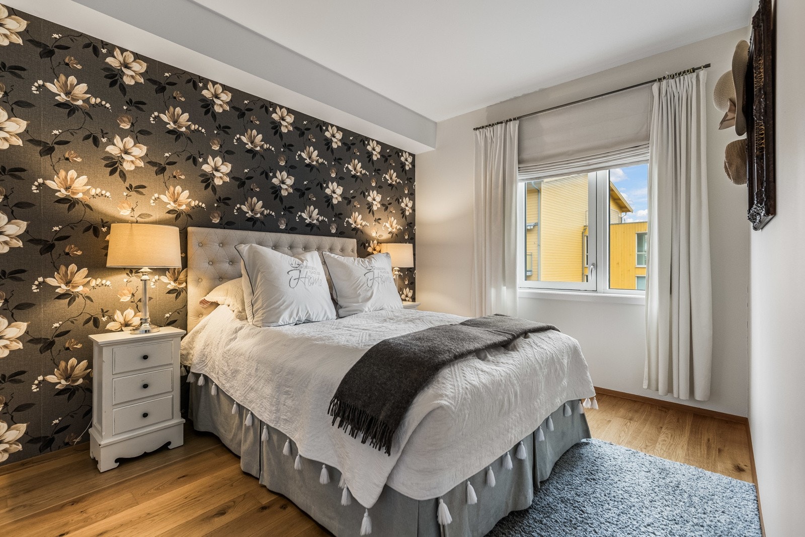 Boligens hovedsoverom er av en meget god størrelse med plass til dobbeltseng, nattbord og tilhørende møblement. Galleribilde