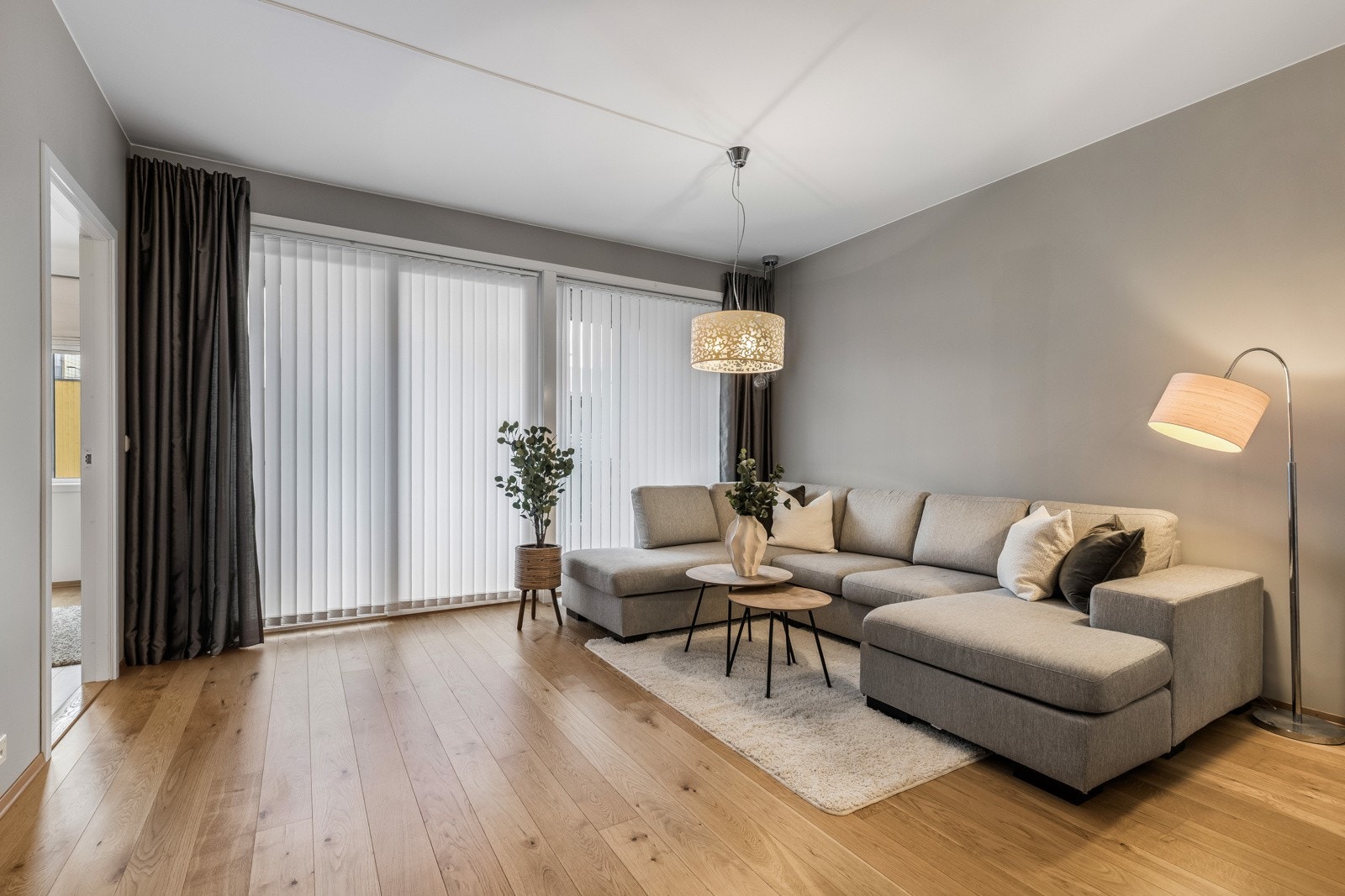 Romslig stue med god plass til sofa, sofabord og tilhørende møblement. Galleribilde