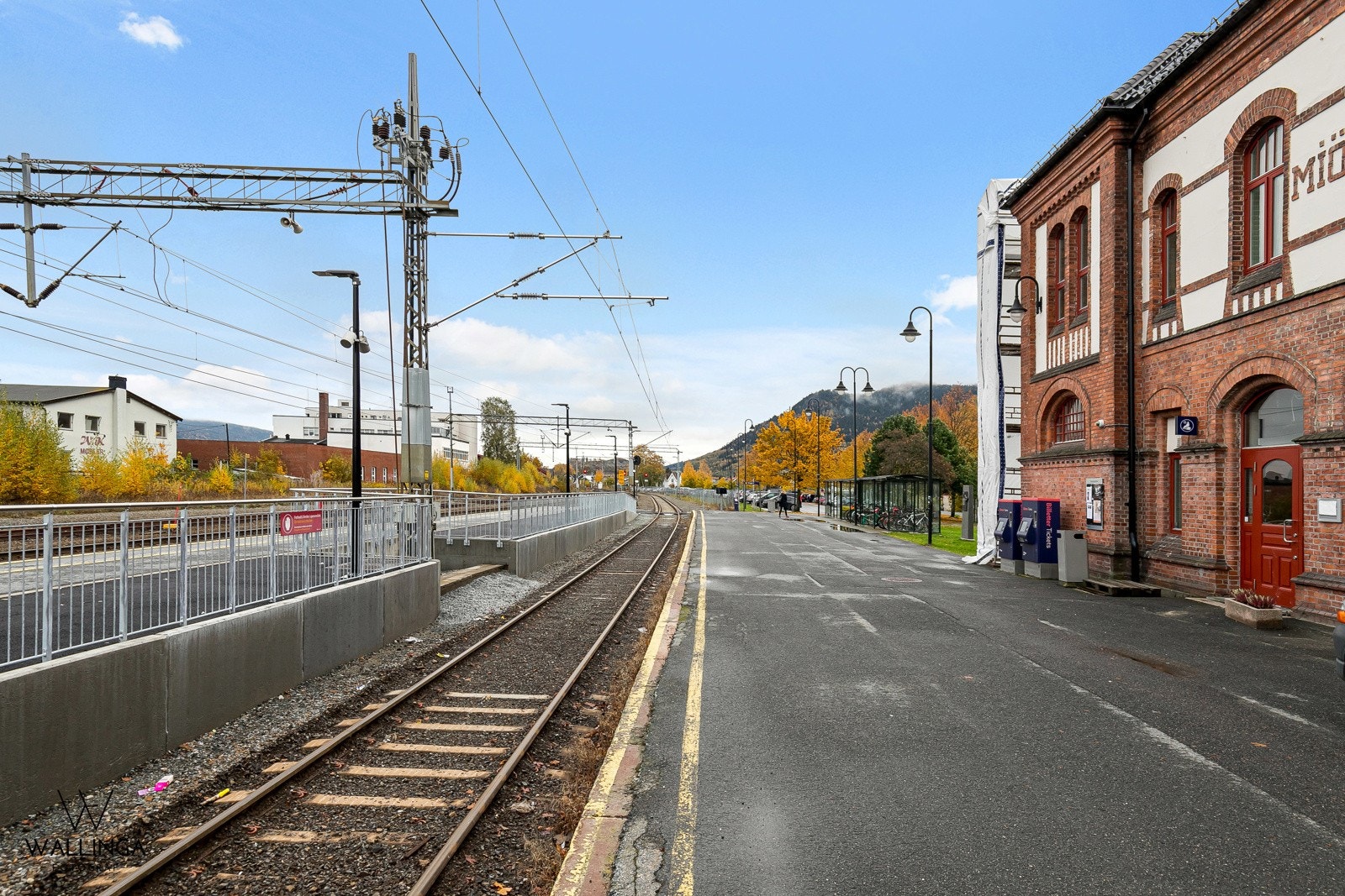Gangavstand til Mjøndalen stasjon med togforbindelser mot Drammen, Oslo og Kongsberg. Galleribilde