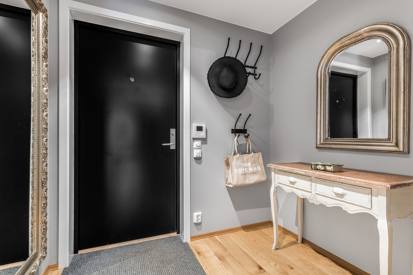 I entréen er det plass til å henge fra seg yttertøyet samt plassere møblement for øvrig oppbevaring. Galleribilde