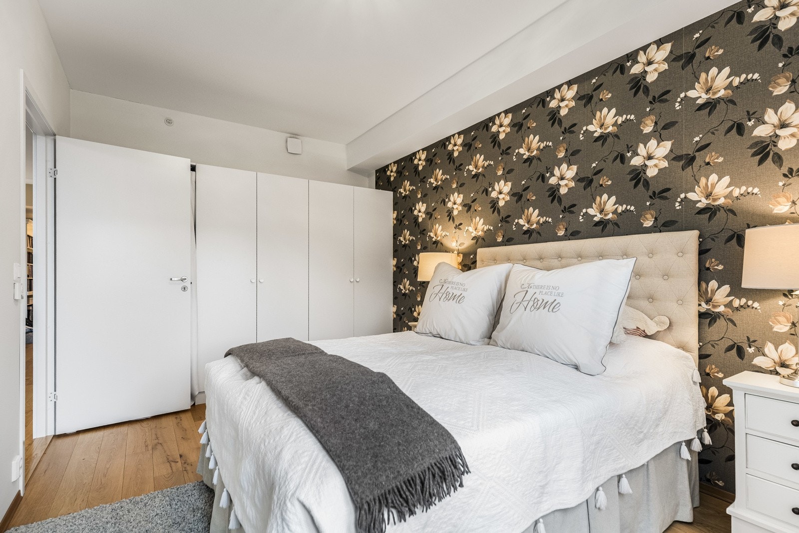 Svært godt med oppbevaringsmuligheter i stor garderobe langs en av veggene. Galleribilde